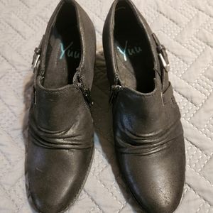 Yuu Razzy Black Booties Size 5.5